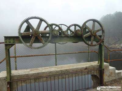 Comida NAVIDAD;Mirador Torre de Eiffel; ruta carros de fuego ruta por la pedriza material trekking g